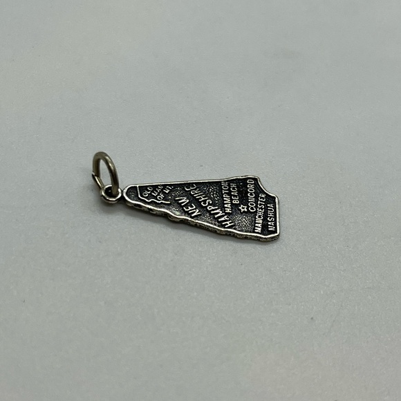 Vintage Fort Sterling Silver New Hampshire State Map Travel Charm - Picture 7 of 7